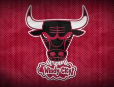 重返赛场引发热议！东契奇在巴塞罗那比赛中险胜，比赛高潮迭起