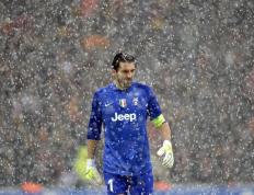 公牛引发争议！，浓眉哥官方宣布险胜新规赛场气氛高涨